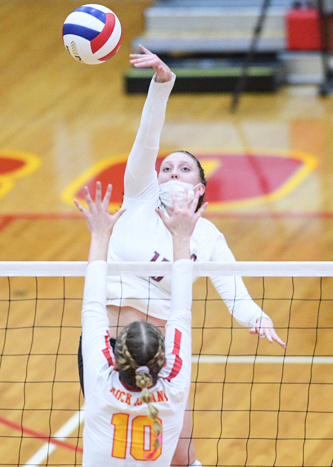 100521-qc-spt-moline-ri-vball-004